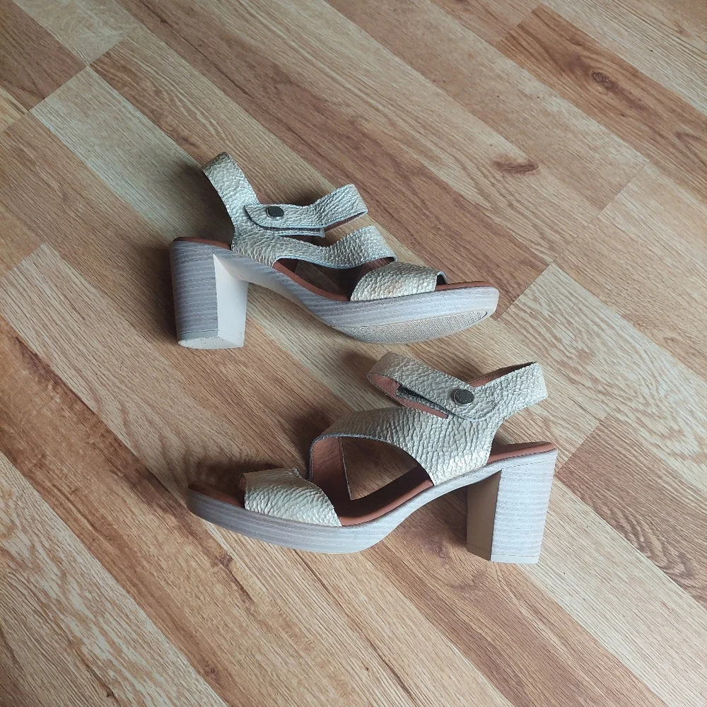 Paula Urban Light Gold Heels Size 37 (6.5)